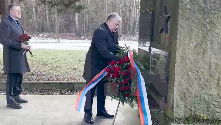 Российские дипломаты почтили память погибших при освобождении Освенцима
