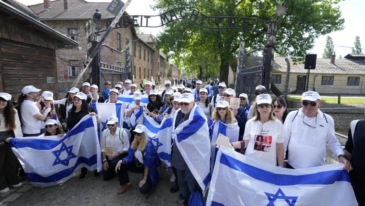 Память жертв Холокоста почтили маршем в Освенциме