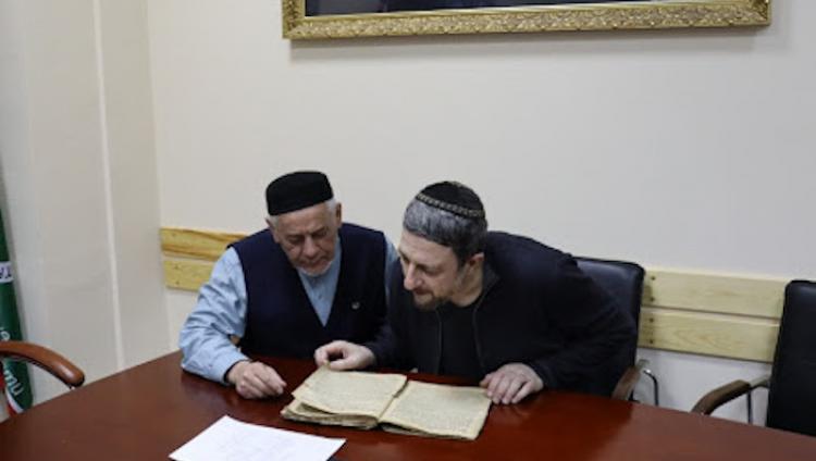 Муфтий Тюменской области передал синагоге старинный еврейский молитвенник
