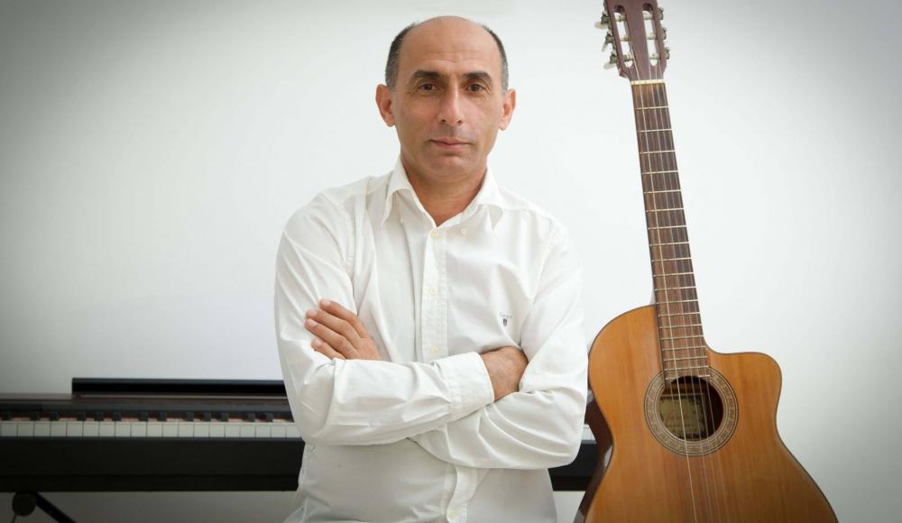 Композитор Роман Хизгилов выпустил сборник нот «Guitar voyage around the world»
