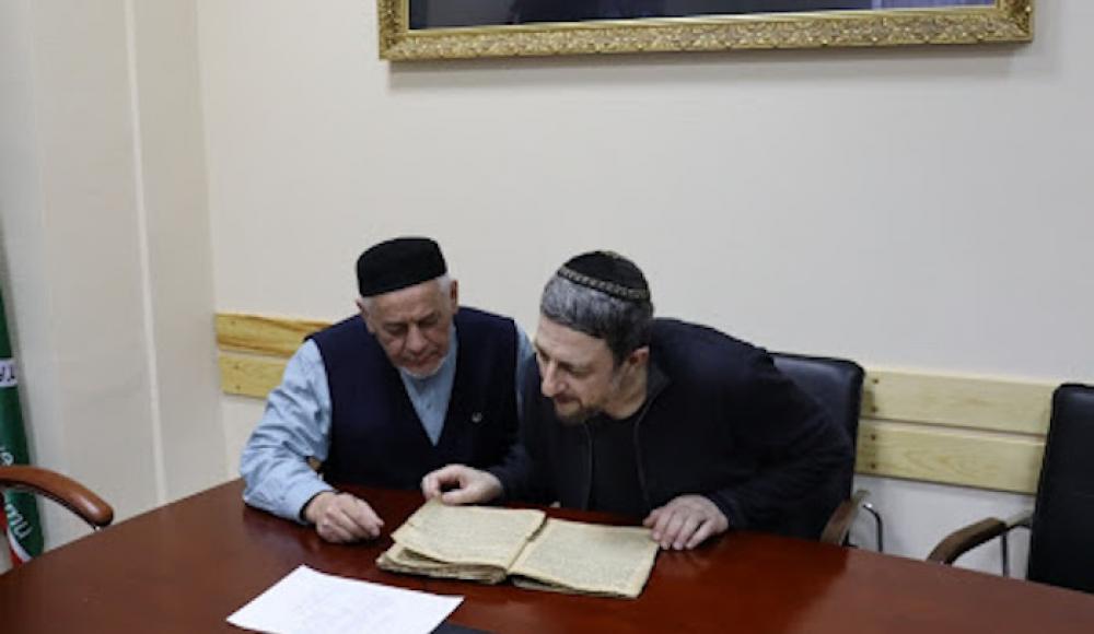 Муфтий Тюменской области передал синагоге старинный еврейский молитвенник