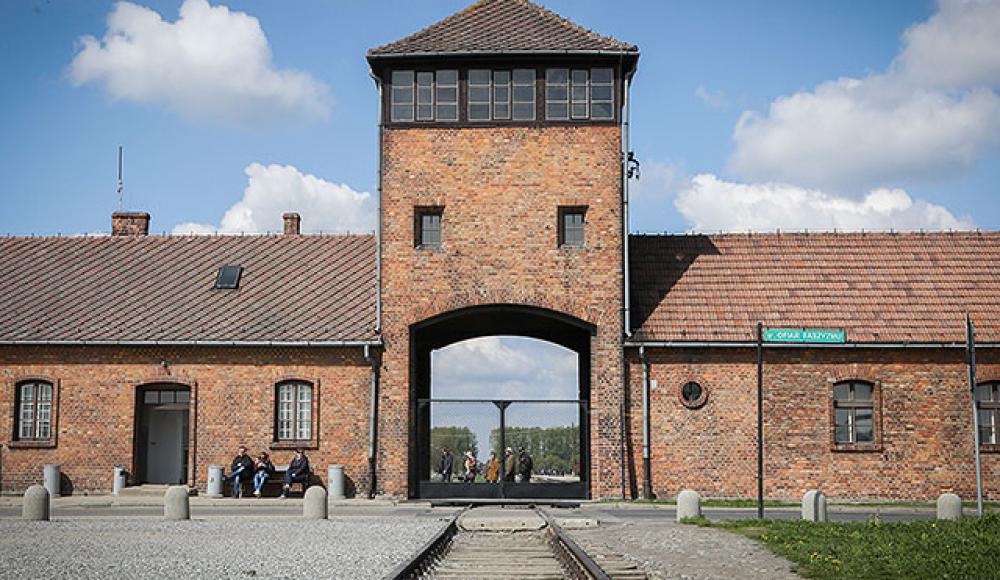 Вандалы оставили антисемитские граффити на территории мемориального комплекса «Освенцим»