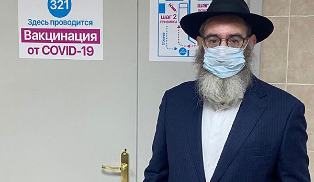 Главный раввин Петербурга сделал прививку от Covid-19 и призвал следовать его примеру