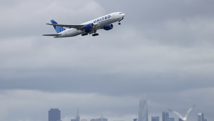 Пилот United Airlines напал на пассажира-еврея за долгое нахождение в туалете