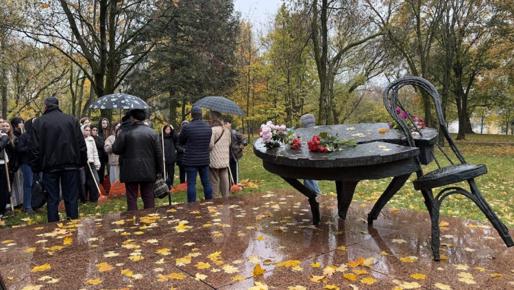 Место, которое помнит: у мемориала «Разбитый очаг» почтили память жертв Минского гетто
