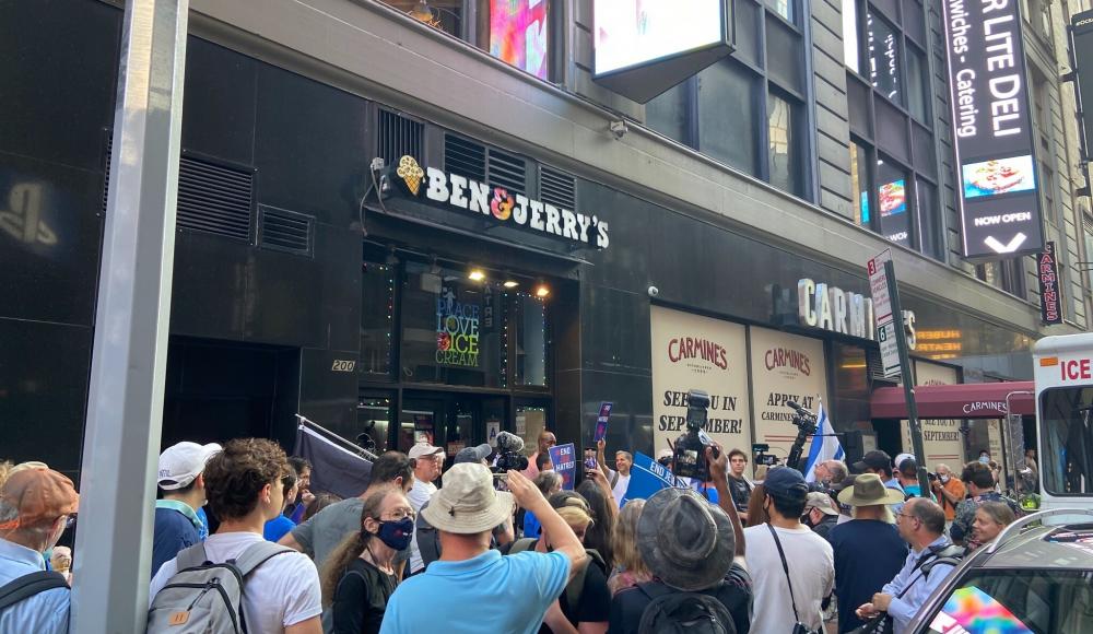 Массовая демонстрация против Ben & Jerry's прошла в Нью-Йорке