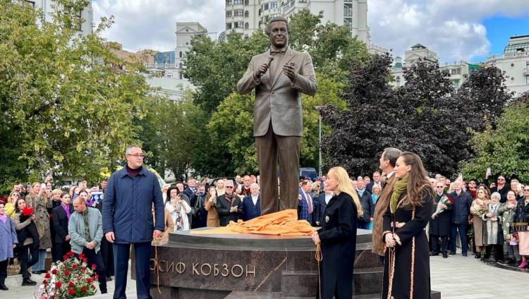 В центре Москвы открыли памятник Иосифу Кобзону