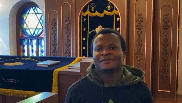 Студент из Замбии стал посещать синагогу Владивостока
