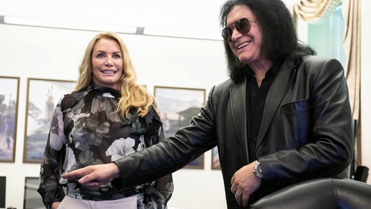 Джин Симмонс из Kiss представит фреску с портретом польской Праведницы мира