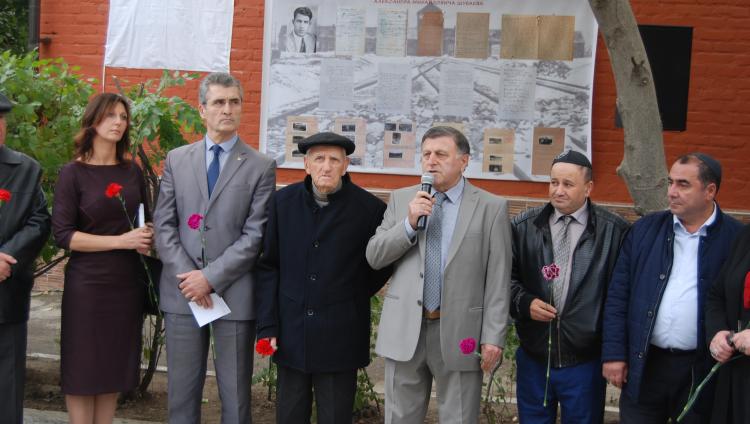 В Хасавюрте в память о подвиге Александра Шубаева установили мемориальную доску