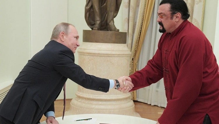 Владимир Путин наградил Стивена Сигала орденом Дружбы