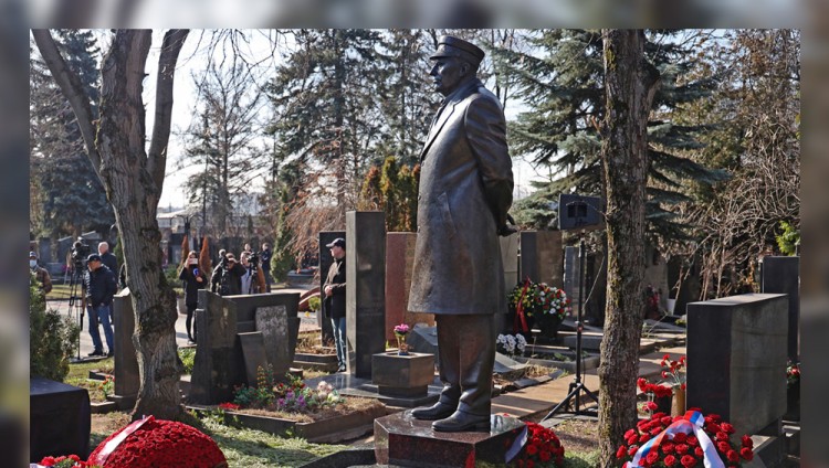 На Новодевичьем кладбище открыли памятник Жириновскому