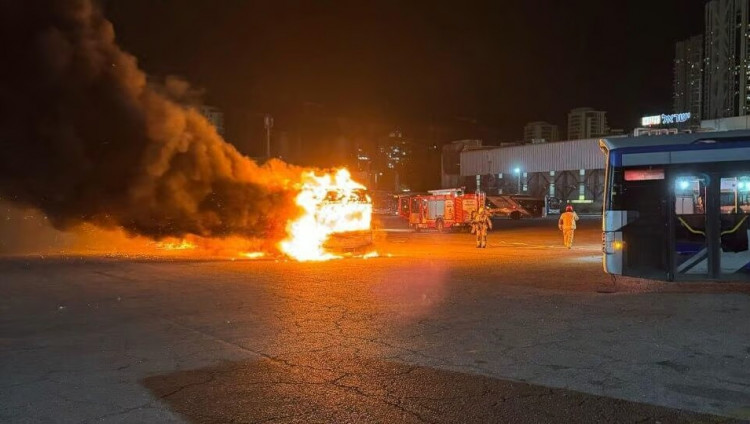 Подозрение на теракт: три автобуса взорвались на парковке в Бат-Яме