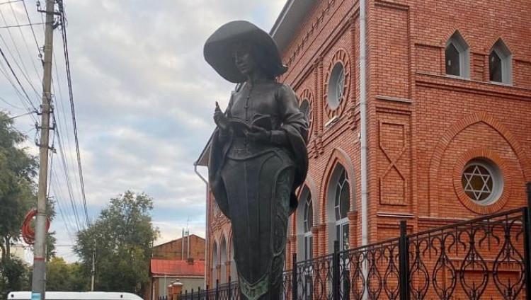 В Саратове переустановили памятник еврейской поэтессе