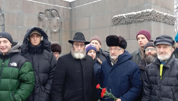 Петербургские евреи возложили венки на Пискаревском кладбище