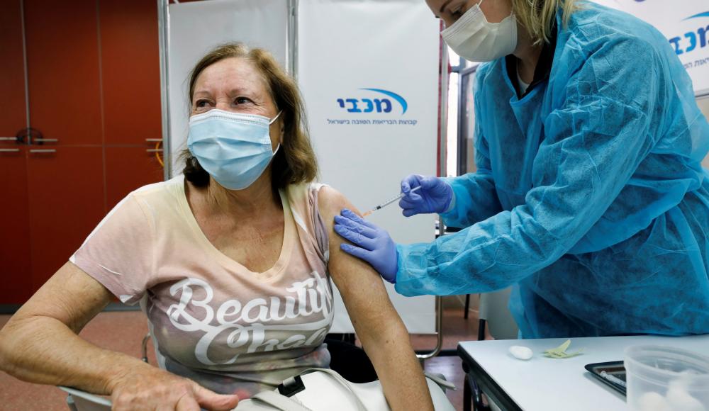 В Израиле расширили прививку третьей дозой вакцины на новые группы населения