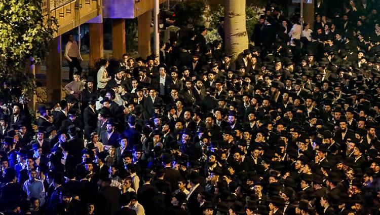 В Бней-Браке около 20 тысяч гурских хасидов вышли на акцию протеста