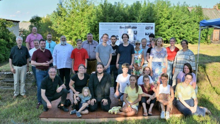 Гости из Германии поставили свечу памяти у синагоги в латвийских Вишках