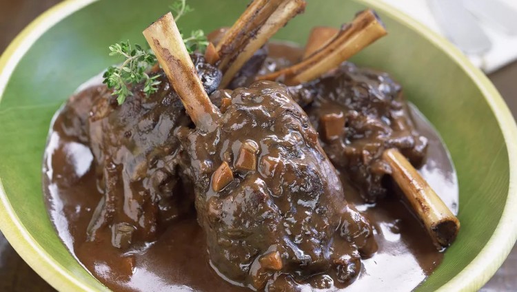 Тушеные бараньи голени с красным вином и травами
