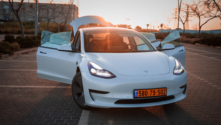Tesla подала в суд на израильтянина, получившего автомобиль бесплатно по ошибке сотрудника