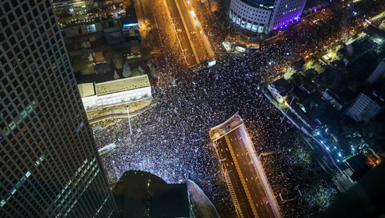 Более 100 тысяч человек вышли на протест против судебной реформы в Тель-Авиве