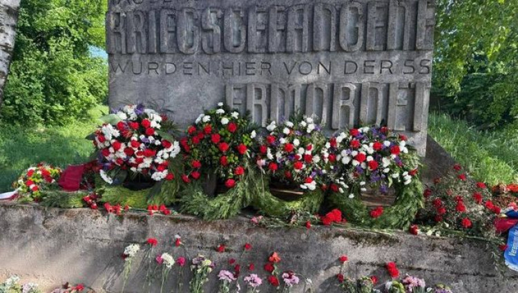 Вандалы испортили венки РФ и Белоруссии на мемориале в Дахау