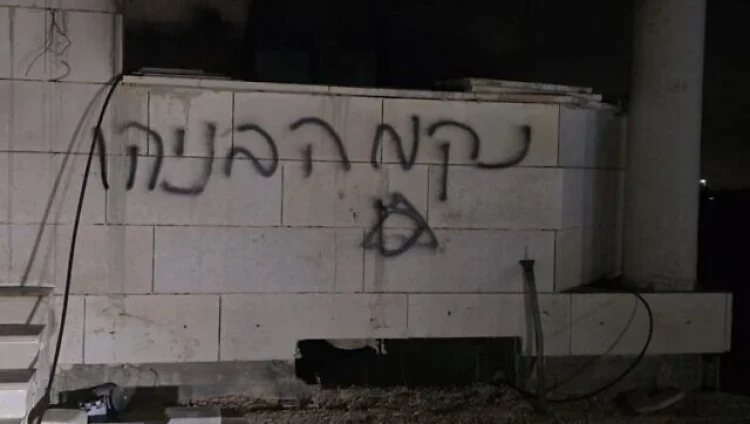 Поселенцы подожгли две мечети на Западном берегу и заблокировали дороги