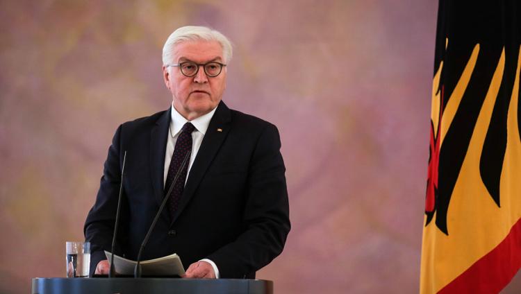 Президент ФРГ призвал бороться с антисемитизмом во всем мире