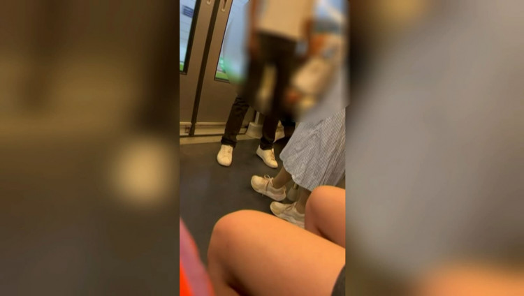 Антисемитизм в метро Парижа: пассажир оплевал еврейскую семью, вернулся на место и продолжил поездку