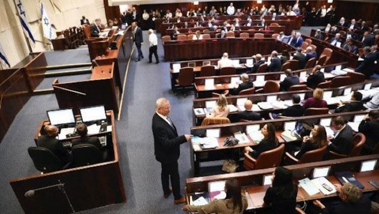 Кнессет разрешил передавать данные невакцинированных израильтян властям