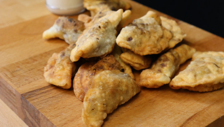 Готовимся к посту: жареные креплах с говядиной и соусом из тхины