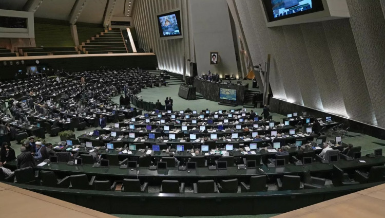 Парламент Ирана одобрил закрытие Ормузского пролива