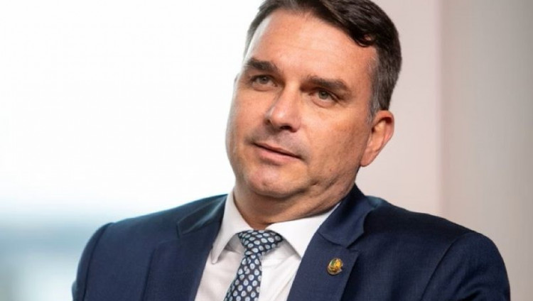 Сын Болсонару начнет борьбу за пост президента с поездки в Израиль