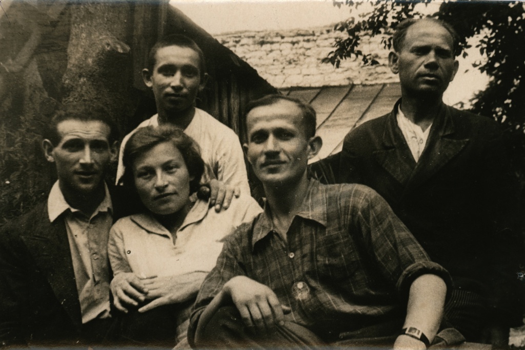 Узники Собибора после восстания.jpg