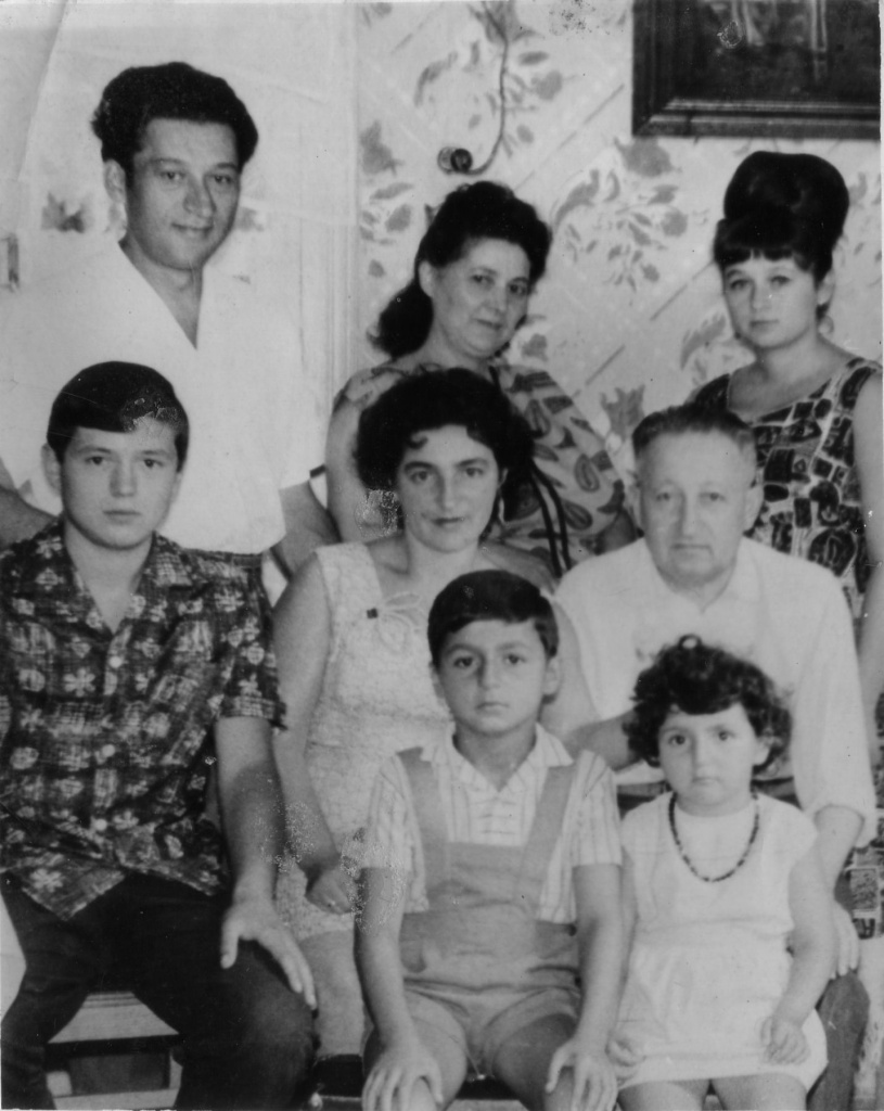 1969г. Семья Григория Краснера. Слева направо - Миша, сын Григория от первого брака, супруга Григория - Гитя, дочка Григория и Гити - Галина, сын Эдуард, жена Михаила, сам Григорий и его внуки от сына Михаила и его жены..jpg