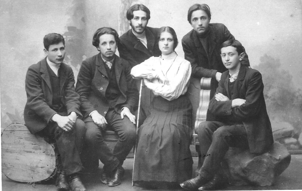 A_group_of_Poalei_Zion_from_Warsaw,_1905_-1.jpg