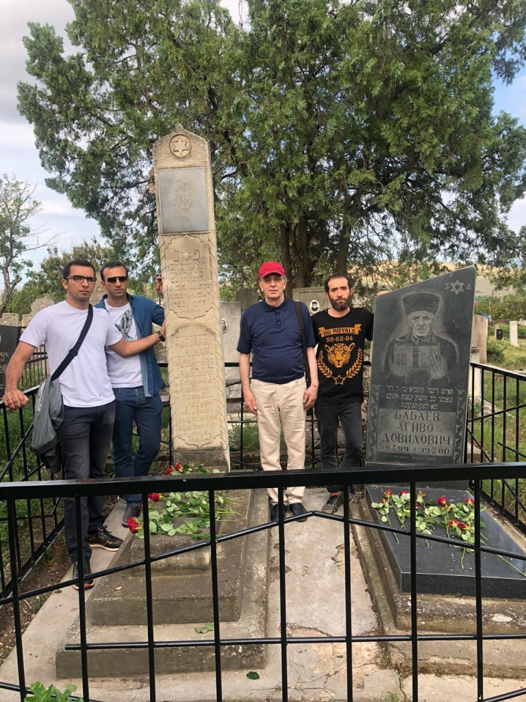 Дети и внуки у памятника АгIава и Турунж Бабаевых.jpg Дети и внуки у памятника АгIава и Турунж Бабаевых.jpg