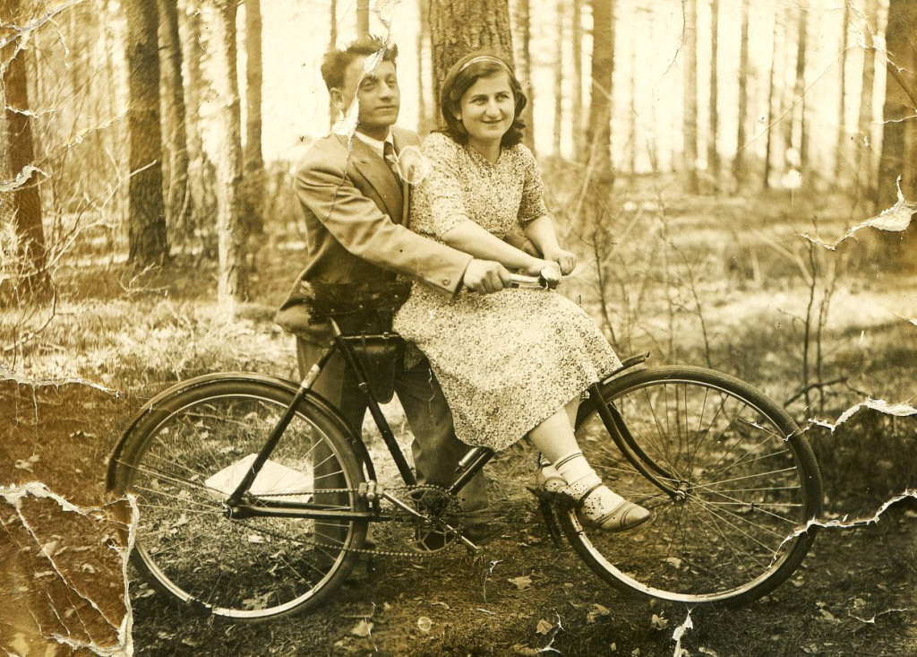 Новозыбков. Молодожены, 1940.jpg Новозыбков. Молодожены, 1940.jpg