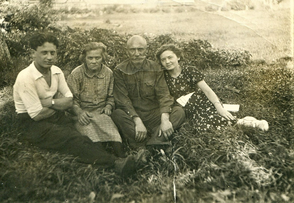 Новозыбков. Аграновские Израиль, Абрам Лейбович, Вера Давыдовна и Люба.jpg