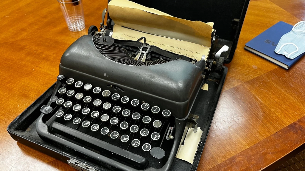02-02-2023-Chaim-Grades-typewriter.jpg
