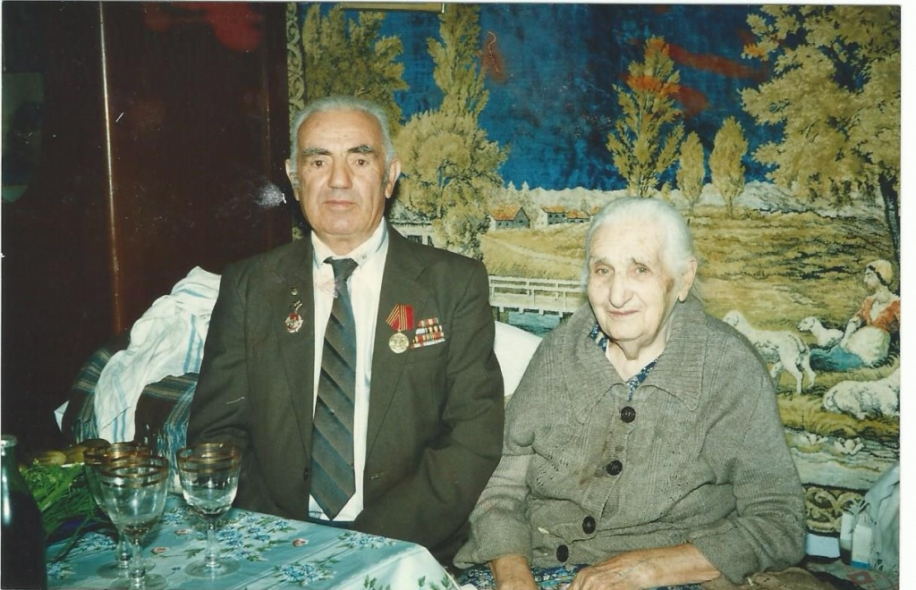 Бабаев Ручиль и его мать Турунж.jpg