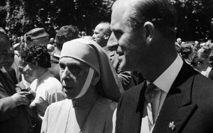 Queen-Elizabeth-II-and-the-Jew1_htm_b09929fa2b781299.jpg