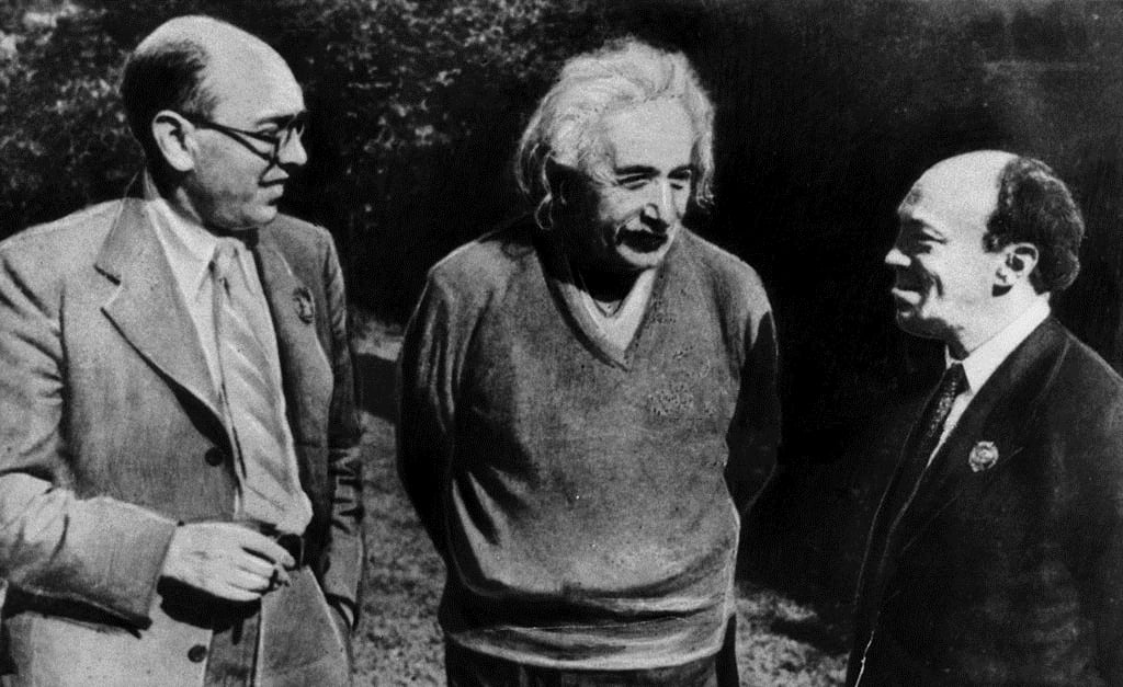Itzik_Feffer_Albert_Einstein_and_Solomon_Mikhoels_1943.jpg