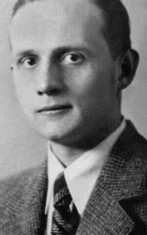 ernst-300x480.jpg