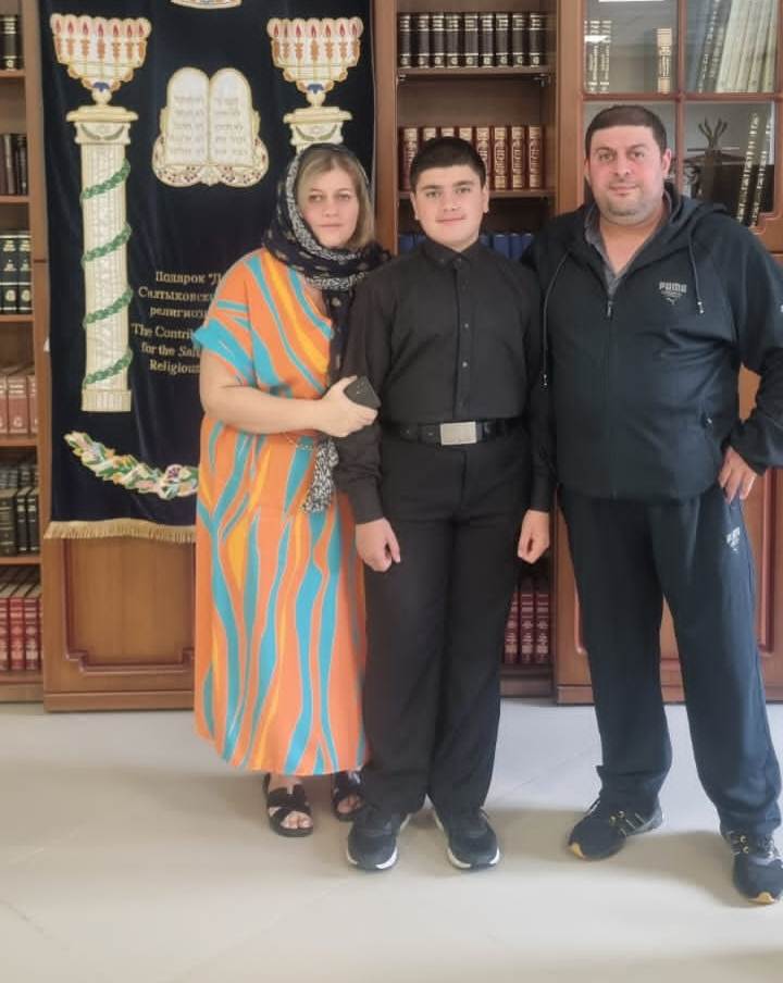 Абрамов Илья с родителями.JPG