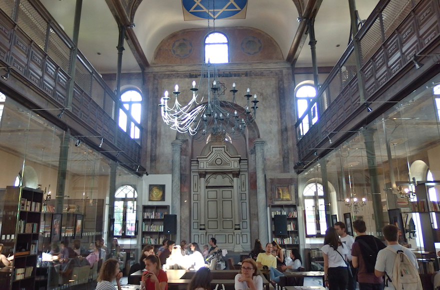 Patrons-at-Cafe-Synagoga-in-Trnava-Slovakia-on-September-13-2017.-Wikimedia-Commons.jpg