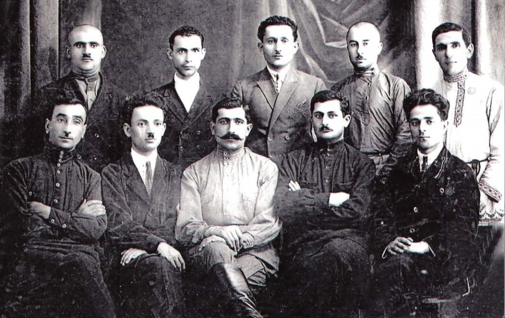 Баку_Мишиев Исаак 3 стоит в центре в сером костюме.jpg