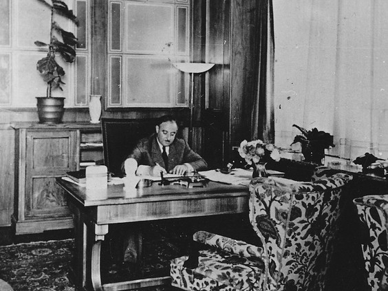 Rifat-in-his-office.jpeg Rifat-in-his-office.jpeg