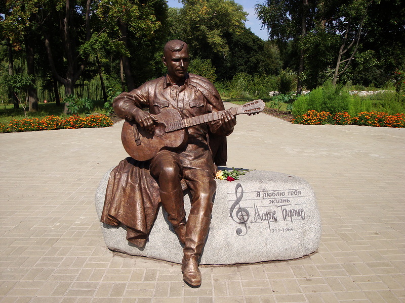 Памятник_Бернесу.jpg