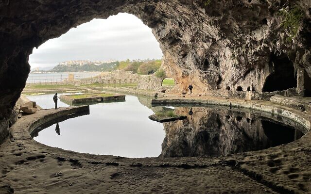 Sperlonga-inside-640x400.jpg